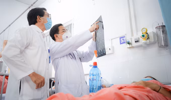 Các bác sĩ trao đổi về phim chụp của bệnh nhân. Ảnh: Bệnh viện cung cấp