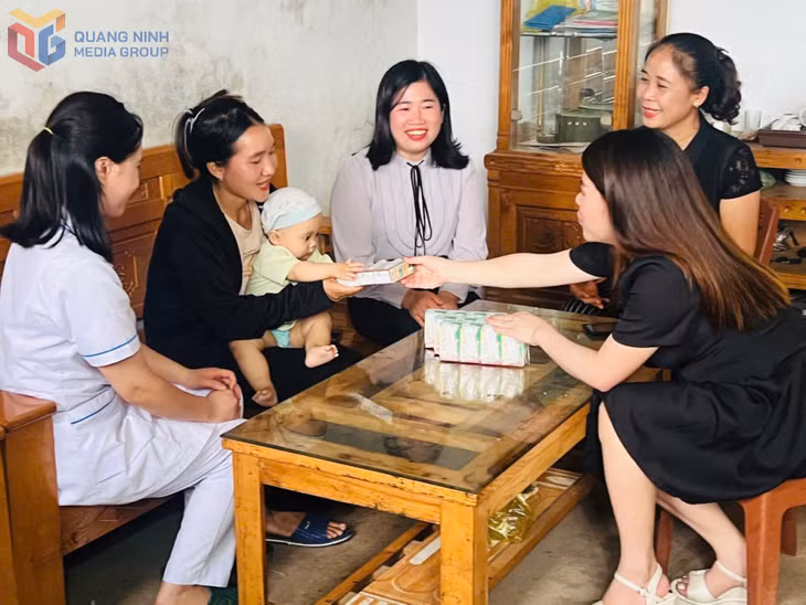 Hội LHPN huyện Tiên Yên phối hợp với Trung tâm Y tế huyện và nhà hảo tâm đến trao tặng sữa cho trẻ em DTTS tại xã Điền Xá (huyện Tiên Yên).