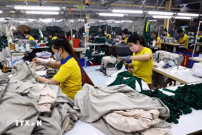 Xưởng gia công hàng dệt may xuất khẩu. (Ảnh: Hồng Đạt/TTXVN)