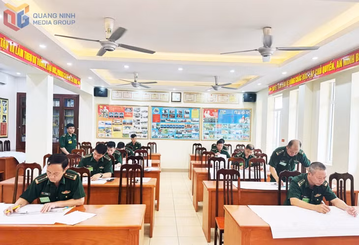 Các thí sinh thực hiện bài kiểm tra.