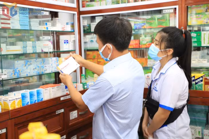 Ngành Y tế Quảng Ninh kiểm tra việc quản lý, buôn bán, sử dụng thuốc, thực phẩm chức năng tại các đơn vị kinh doanh, buôn bán trên địa bàn. Ảnh: Thanh Nga
