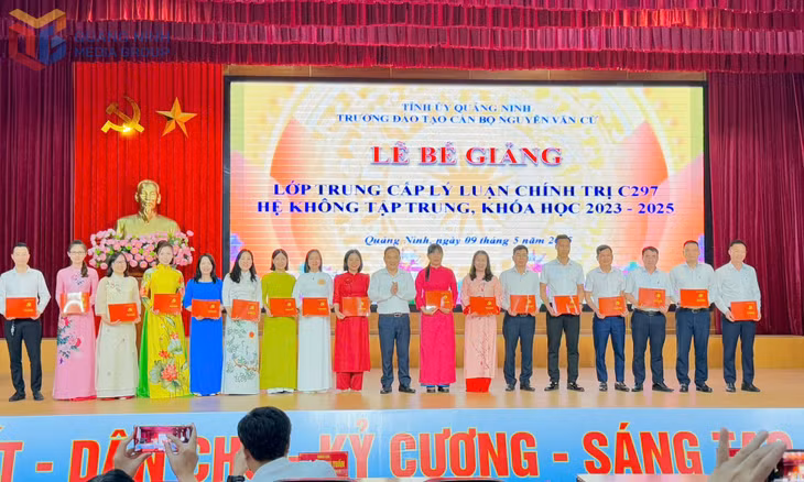 Lãnh đạo Trường Đào tạo cán bộ Nguyễn Văn Cừ, trao bằng tốt nghiệp cho các học viên lớp Trung cấp LLCT C297.