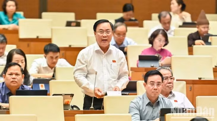 Đại biểu Nguyễn Quốc Hận phát biểu. (Ảnh: BÙI GIANG)