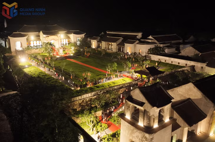 Mặc dù đã về đêm, đến 20h tối 26/5, hàng nghìn người dân và phật tử vẫn lặng lẽ, trật tự nối dài thành hàng vào chiêm bái xá lợi Đức Phật, tạo nên khung cảnh thiêng liêng, xúc động giữa trốn non thiêng Yên Tử.