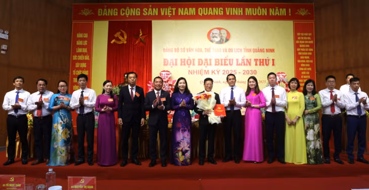 Ra mắt Ban chấp hành Đảng bộ Sở VH TT và DL tỉnh nhiệm kỳ 2025-2030 gồm 14 đồng chí.