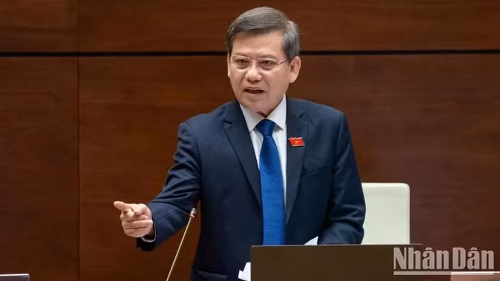 Chánh án Tòa án nhân dân tối cao Lê Minh Trí phát biểu giải trình, làm rõ vấn đề các đại biểu Quốc hội nêu tại phiên họp. (Ảnh: DUY LINH)