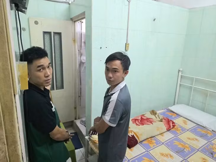 Hiện trường phòng nghỉ trọ nơi hai nghi phạm thực hiện hành vi cướp vàng - Ảnh: Công an cung cấp