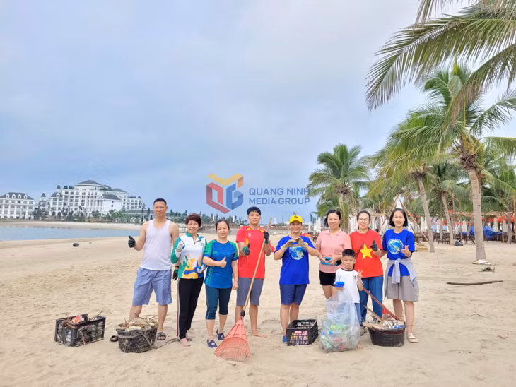 Bà Vũ Thị Hồng Thoan (mũ vàng), tổ 2, khu 5, phường Giếng Đáy, TP Hạ Long khởi xướng thành lập nhóm “Chiến binh diệt rác”.