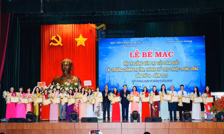 Ban Tổ chức Hội thi trao Bằng khen của Học viện Chính trị Hồ Chí Minh cho các giảng viên có thành tích xuất sắc tiêu biểu tại hội thi.