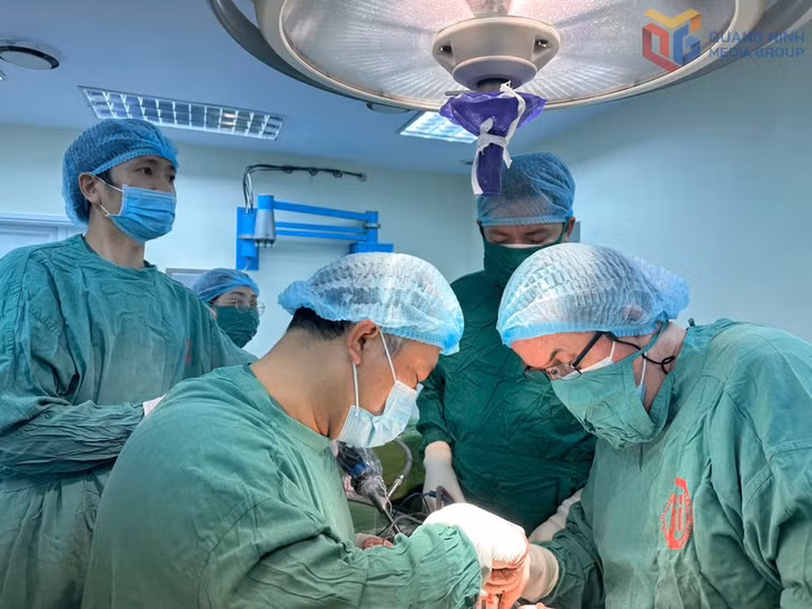 Chuyên gia Pháp cùng các bác sỹ tại Bệnh viện Việt Nam - Thuỵ Điển Uông Bí phẫu thuật một ca bệnh khó.
