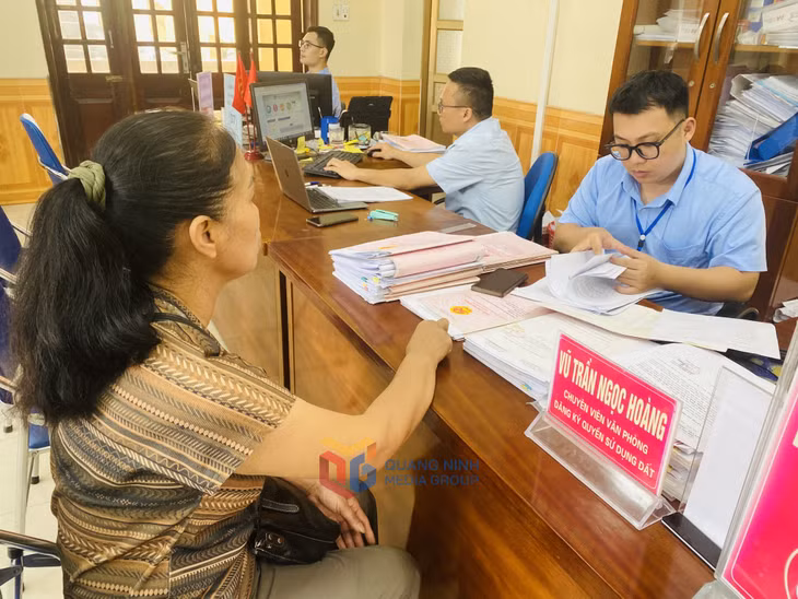 Cán bộ Chi nhánh Trung tâm Phục vụ hành chính công huyện Tiên Yên giải quyết TTHC cho công dân.