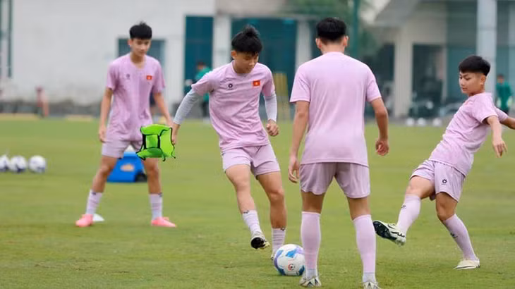 Các tuyển thủ U16 Việt Nam tập luyện trước thềm giải bóng đá U16 quốc tế CFA Team China 2025. (Ảnh: VFF)