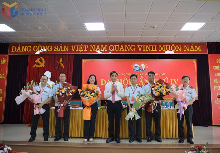 Đồng chí Vũ Văn Diện, Phó Chủ tịch Thường trực UBND tỉnh, Phó Bí thư Thường trực Đảng ủy UBND tỉnh tặng hoa chúc mừng Ban Chấp hành Đảng bộ Thanh tra tỉnh khóa IV, nhiệm kỳ 2025-2030.