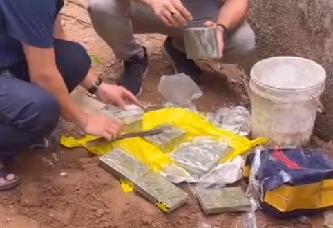 13 bánh heroin thu giữ tại nơi cất giấu của các đối tượng.