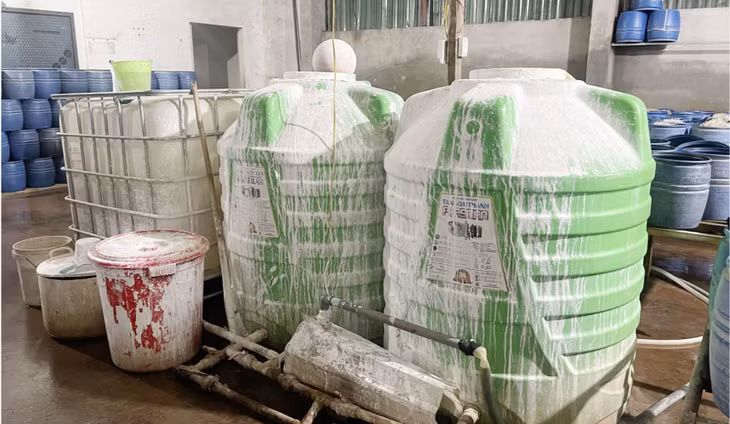 Các đối tượng sử dụng hoá chất 6-Benzylaminopurine để ngâm, ủ giá đỗ. Ảnh: Công an tỉnh Lào Cai