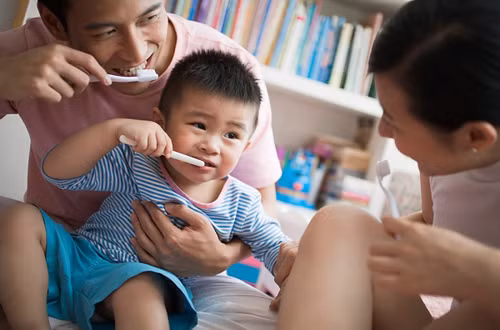Tập cho trẻ thói quen thường xuyên vệ sinh răng miệng sau mỗi bữa ăn để tránh nhiệt miệng