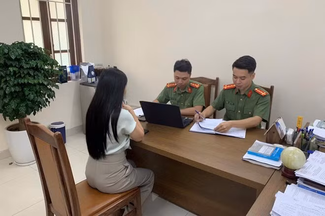 Công an làm việc với 1 trong 3 trường hợp thông tin sai sự thật liên quan đến Bệnh viện Bạch Mai. Ảnh: Công an Hà Nội