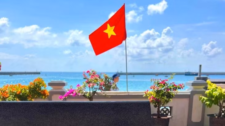 Nơi đảo xa, sự kiên trì vun đắp của các vị Đại đức đã mang đến sắc xanh tươi đầy sức sống.