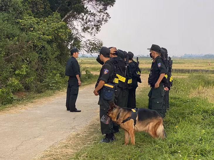 Nhiều cán bộ chiến sĩ cùng chó nghiệp vụ được điều đến hiện trường, truy bắt nghi phạm. Ảnh: Công an Quảng Trị