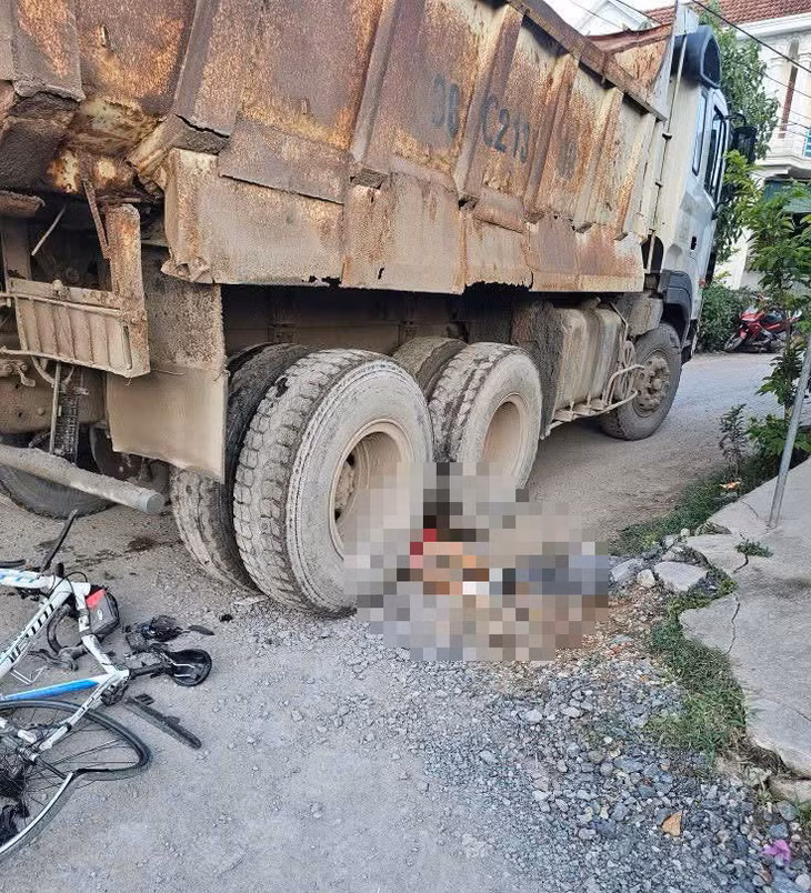 Hiện trường vụ tai nạn làm người đi xe đạp thể dục tử vong.
