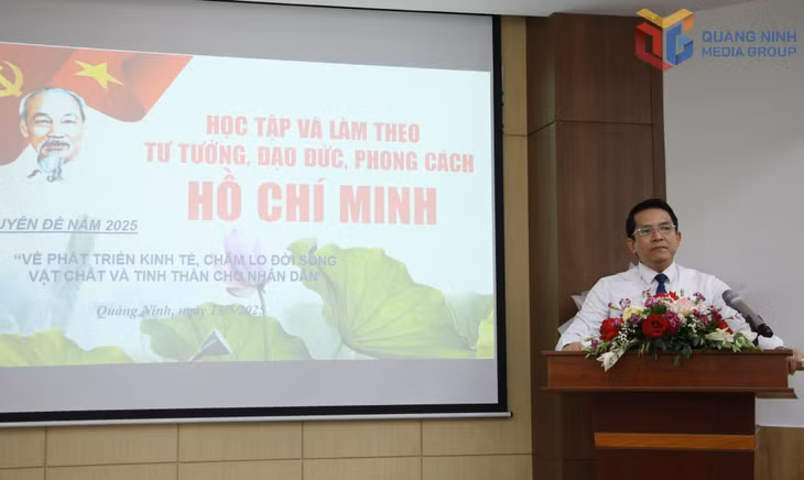 Đồng chí Vũ Ngọc Tuấn, Phó Bí thư Đảng ủy UBND tỉnh truyền đạt 