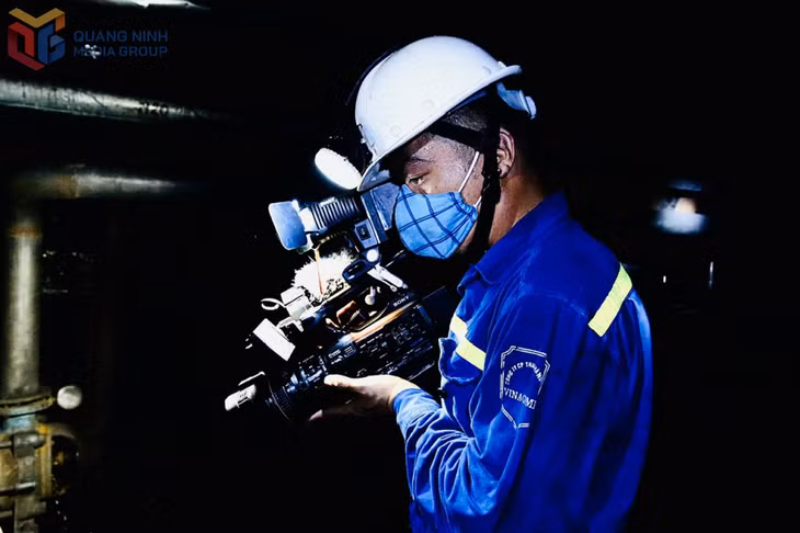Phóng viên Thanh Hải, phòng Chuyên đề, Trung tâm Truyền thông Quảng Ninh, tác nghiệp dưới mỏ hầm lò Vàng Danh.