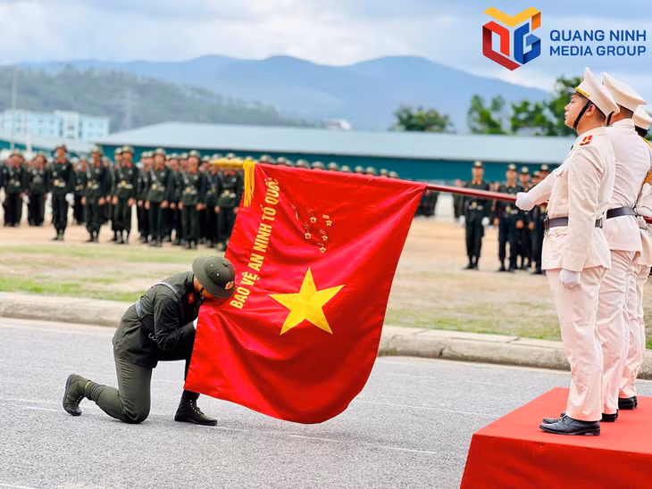 Chiến sỹ mới thực hiện nghi thức hôn quân kỳ.