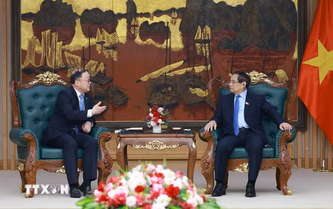 Thủ tướng Phạm Minh Chính tiếp ông Châu Gia Nghĩa, Chủ tịch Khu vực Châu Á-Thái Bình Dương của Tập đoàn Xây dựng Điện lực Trung Quốc. (Ảnh: Dương Giang/TTXVN)
