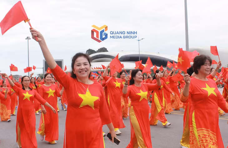 Các bà, các cô, các chị rạng rỡ trong "Ngày hội của phụ nữ TP Hạ Long".