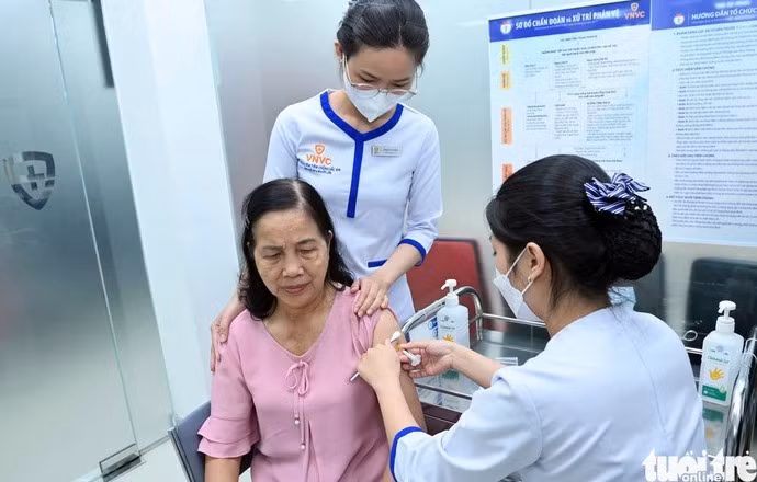 Tiêm vắc xin sốt xuất huyết tại một điểm tiêm chủng ở quận Phú Nhuận - Ảnh tư liệu: DUYÊN PHAN