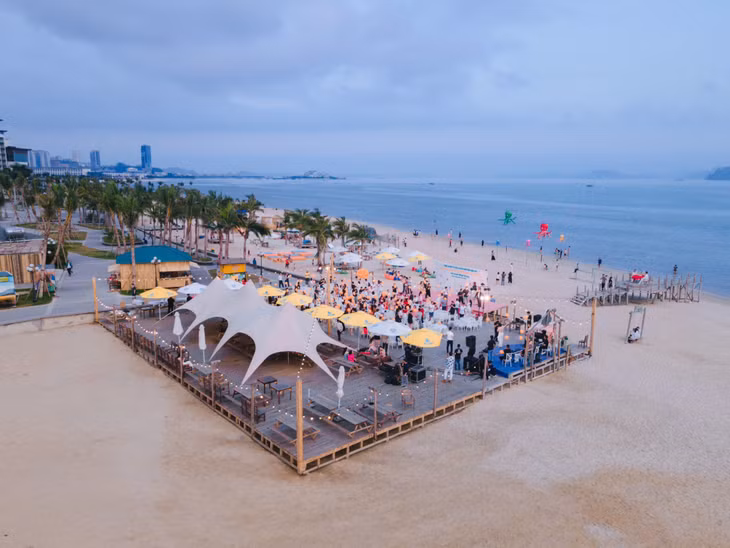 Halong Marina mang đến cho du khách đầy đủ tiện ích từ khách sạn thương hiệu quốc tế, bãi tắm xanh, dịch vụ vui chơi giải trí và ẩm thực, đáp ứng đa dạng nhu cầu của các gia đình đa thế hệ.