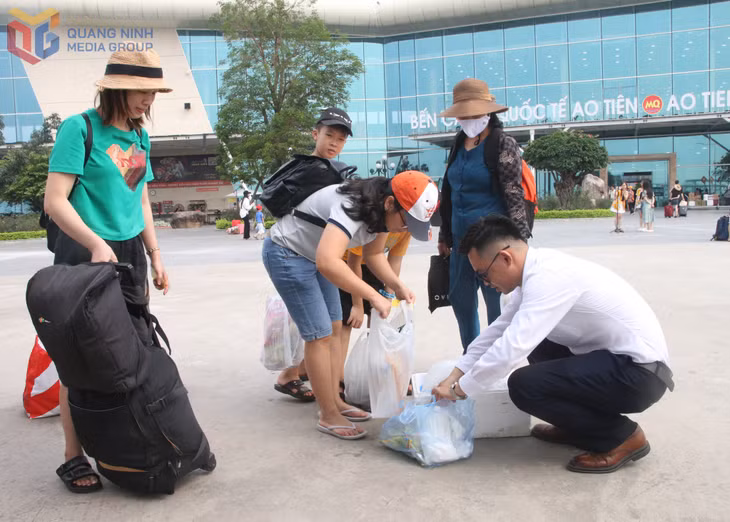 Nhân viên Cảng cao cấp Ao Tiên đổi cho du khách các loại túi sinh học để dựng đồ thay vì dùng túi nilon trước khi xuống tàu đi thăm quan các tuyến đảo. 