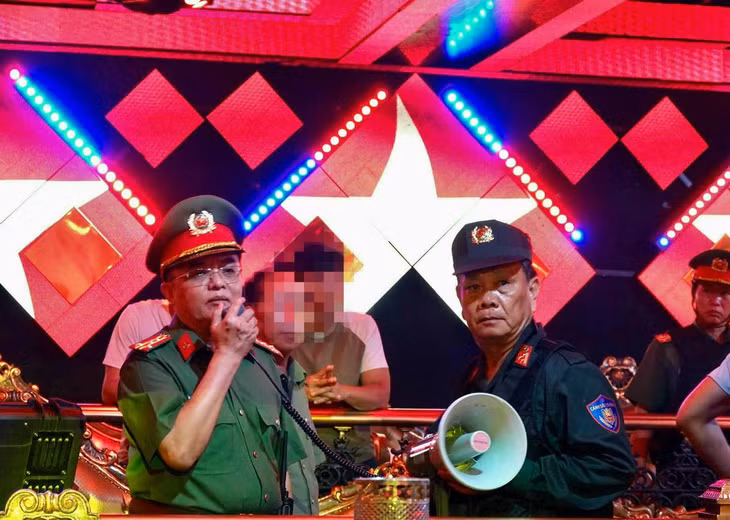 Đại tá Huỳnh Ngọc Liêm (bên trái) - Phó Giám đốc, Thủ trưởng Cơ quan CSĐT Công an tỉnh Bình Thuận trực tiếp chỉ huy phá án. Ảnh: Công an