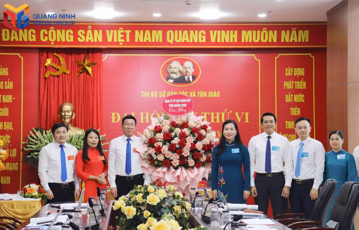 Lãnh đạo Đảng uỷ UBND tỉnh và UBND tỉnh tặng hoa chúc mừng đại hội.