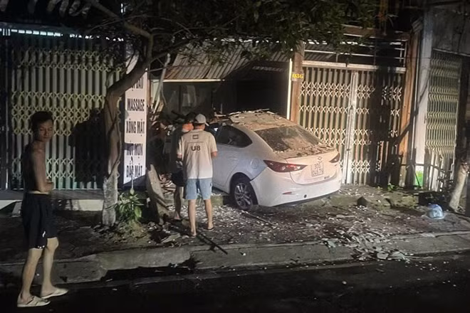 Chiếc xe ôtô Mazda tại nhà dân ở Lào Cai sau khi va chạm giao thông. Ảnh: Người dân cung cấp