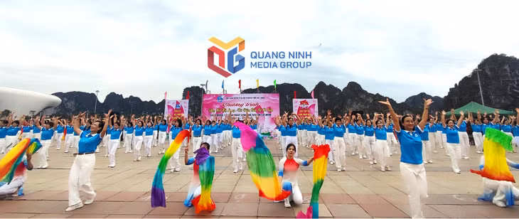 Một tiết mục dân vũ với sự tham gia đông đảo và tích cực của các hội viên Hội phụ nữ TP Hạ Long.