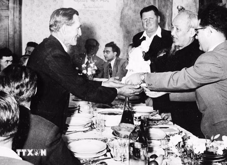 Xã viên cao tuổi nhất của Hợp tác xã Dobi (Hungaria) tặng Chủ tịch Hồ Chí Minh bức tượng "Người nông dân" khi Người đến thăm (3/8/1957). (Ảnh: TTXVN)