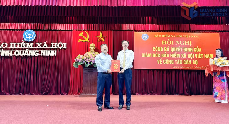 Phó Giám đốc BHXH Việt Nam trao Quyết định nghỉ hưu trước tuổi cho nguyên Giám đốc BHXH tỉnh Quảng Ninh Vũ Xuân Hiển.