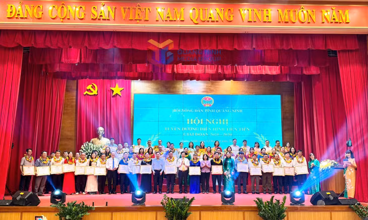 Các đại biểu chúc mừng các tập thể, cá nhân điển hình tiên tiến trong phong trào thi đua Hội Nông dân tỉnh giai đoạn 2020-2025.