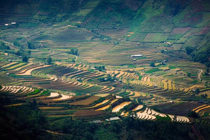 Thời tiết trong mùa nước đổ cũng khá dễ chịu, buổi sáng và trưa nắng nhẹ, chiều thường có mưa rào. Du khách nên lên kế hoạch di chuyển và tham quan vào buổi sáng để có trải nghiệm thuận lợi hơn.