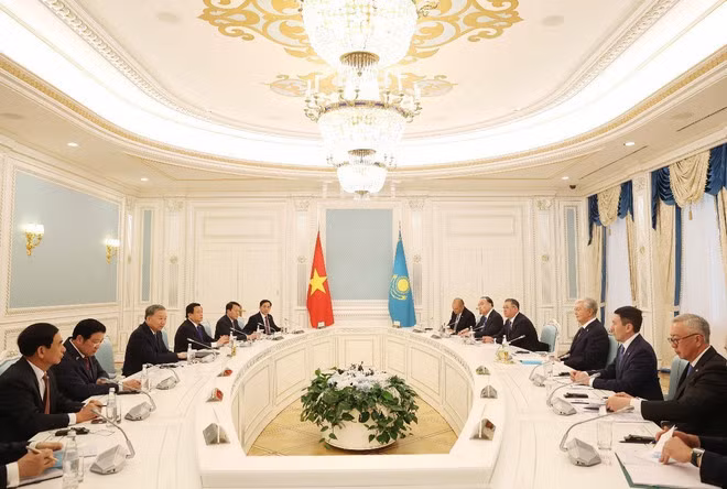 Tổng Bí thư Tô Lâm và Tổng thống Kazakhstan Kassym-Jomart Tokayev hội đàm cấp Nhà nước. (Ảnh: Thống Nhất/TTXVN)