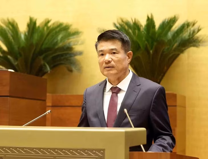 Viện trưởng Viện Kiểm sát Nhân dân Tối cao Nguyễn Huy Tiến trình bày Tờ trình dự án Luật Tương trợ tư pháp về hình sự. (Ảnh: Phương Hoa/TTXVN)