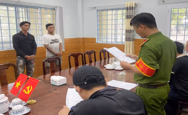 Cơ quan CSĐT Công an tỉnh Kiên Giang tống đạt quyết định khởi tố bị can: Nguyễn Chí Tâm và Trần Vũ Luân.