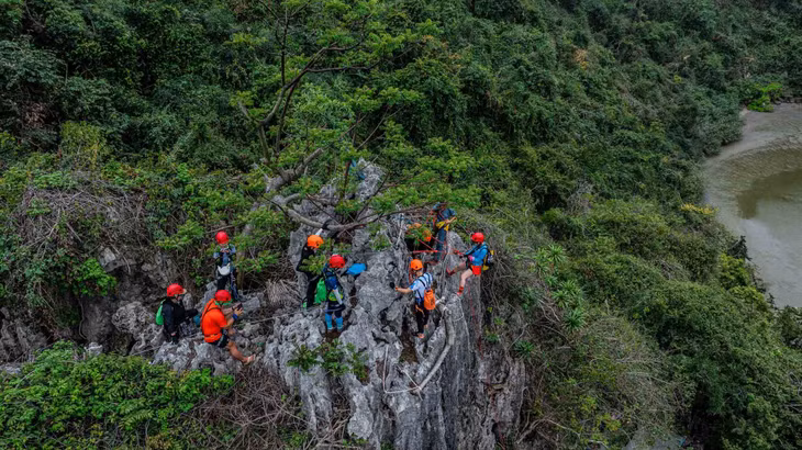 Được trang bị đầy đủ thiết bị an toàn như đai bảo hộ, dây neo, mũ bảo hiểm và có sự hướng dẫn của đội ngũ chuyên nghiệp, du khách sẽ từ từ thả mình đỉnh xuống khu vực bên dưới. Ảnh: Van Ngo