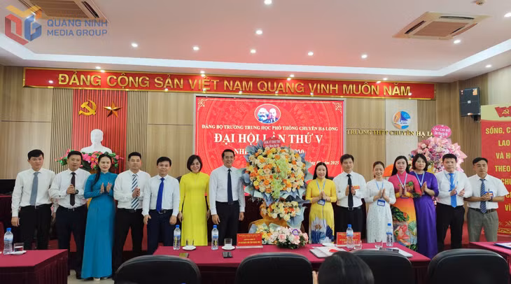Ban Chấp hành Đảng bộ Trường THPT Chuyên Hạ Long, khóa V, nhiệm kỳ 2025-2030 ra mắt Đại hội.