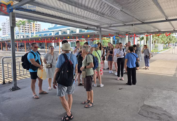 Đoàn du khách Ba Lan chuẩn bị tham quan vịnh Hạ Long sáng 3/5.
