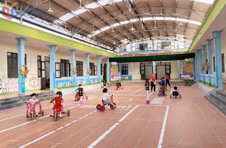 Các bé Trường Mầm non Thị trấn Ba Chẽ vận động, vui chơi.