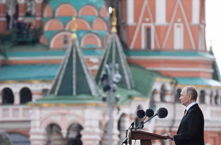 Tổng thống Vladimir Putin phát biểu khai mạc lễ duyệt binh, khẳng định ý nghĩa lịch sử của Chiến thắng trong Chiến tranh Vệ quốc vĩ đại cách đây 80 năm và tinh thần đoàn kết chống chủ nghĩa phát-xít.