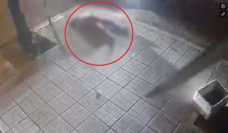 Hiện trường người phụ nữ bị thương trên vỉa hè do camera người dân ghi lại