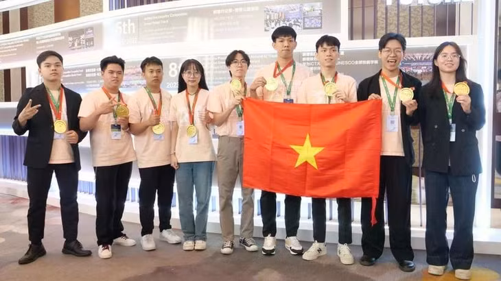 9 sinh viên Việt Nam đoạt giải trong Cuộc thi ICT Huawei 2024-2025. (Ảnh: Quang Hưng/TTXVN)